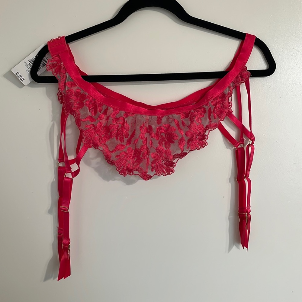 Tea Berry Embroidered Garter